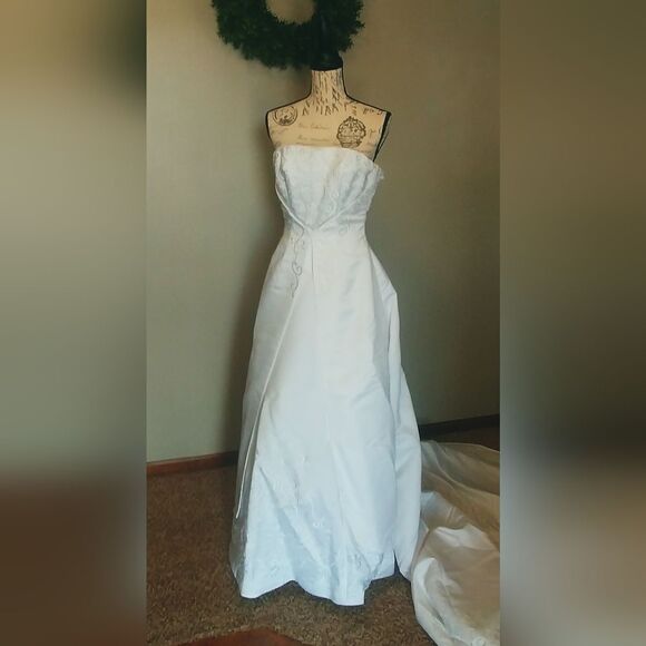 David's Bridal 2003 White Strapless Princess Wedding Dress Embriodered Dress 6 - Picture 4 of 15